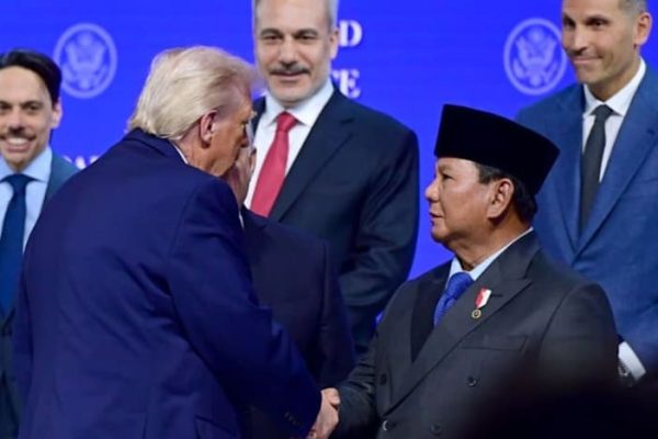 Presiden Prabowo Subianto menyalami Presiden Amerika Serikat (AS) Donald Trump